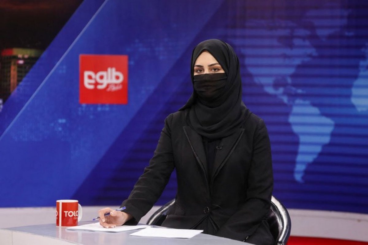 Afganistan'da kadın spikerler ekrana burkayla çıktı