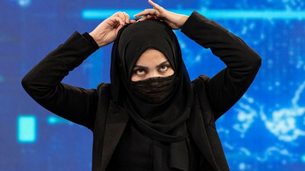 Afganistan'da kadın spikerler ekrana burkayla çıktı