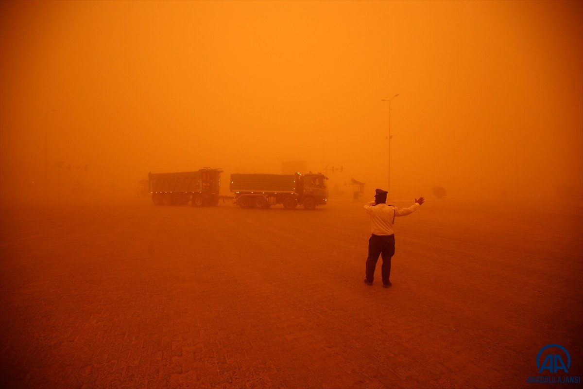 Irak’ta kum fırtınası: Ülke genelinde resmi tatil ilan edildi