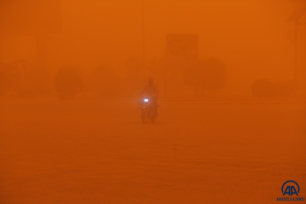 Irak’ta kum fırtınası: Ülke genelinde resmi tatil ilan edildi