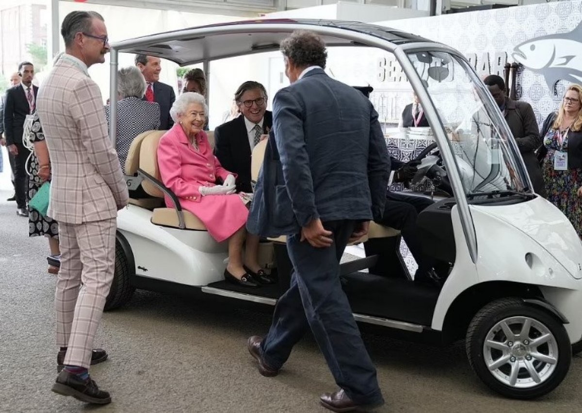 Queen of England II.  Elizabeth at the flower fair #4