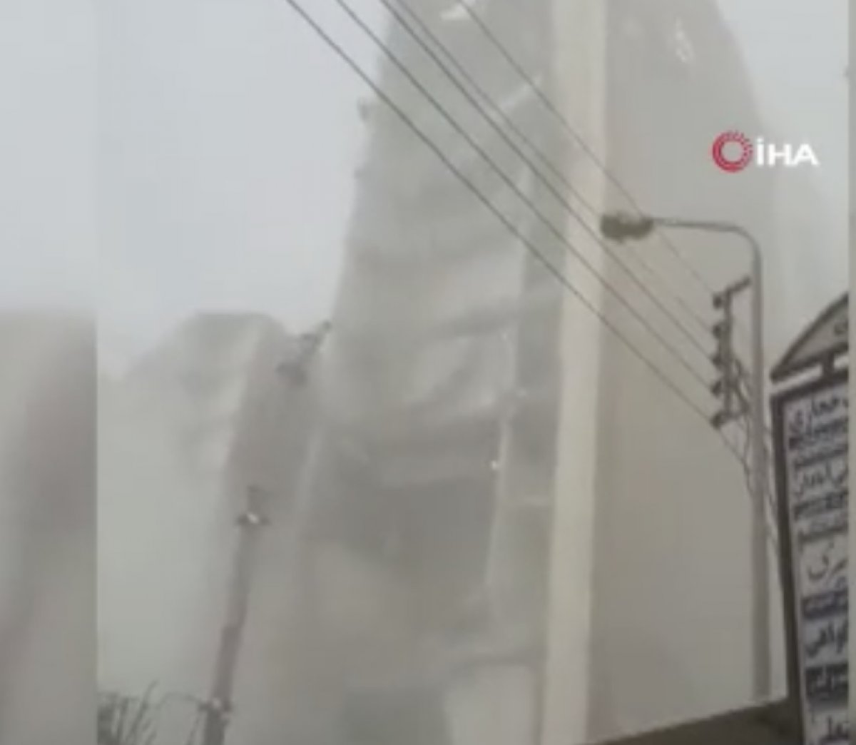 İran'da bina çöktü: 1 ölü