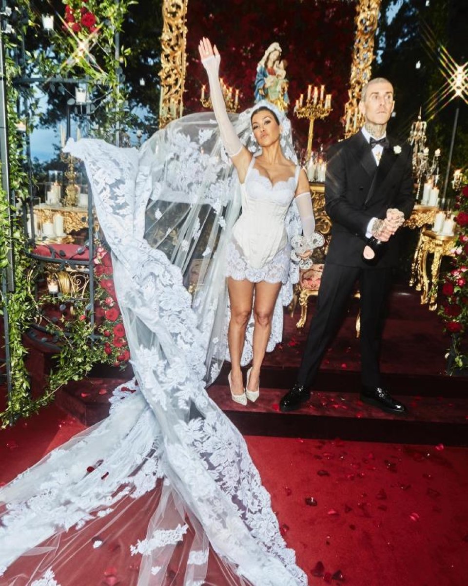 Kourtney Kardashian ve Travis Barker 3. kez evlendi #1