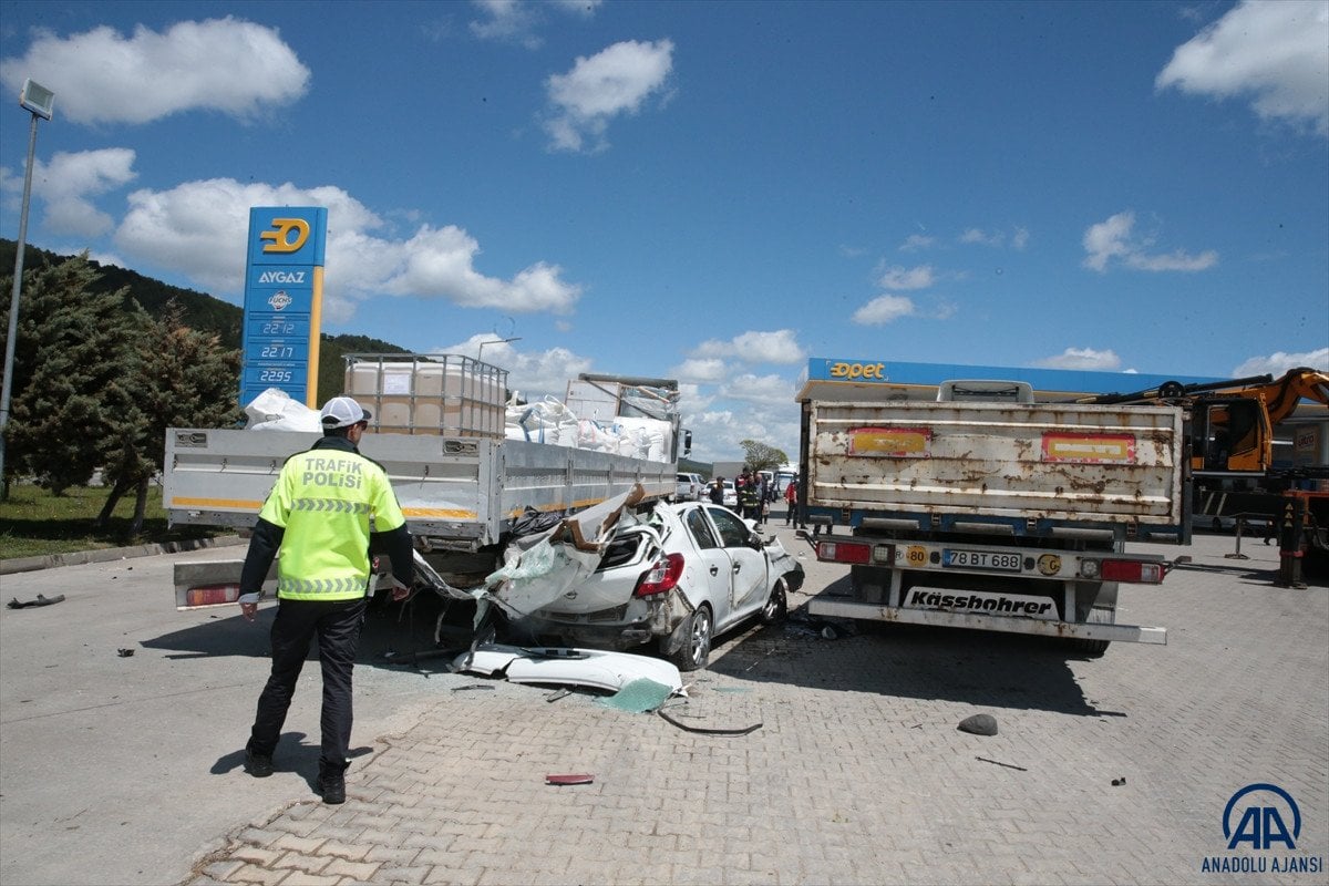 Bolu da iki tıra çarpan otomobildeki 3 kişi hayatını kaybetti #1