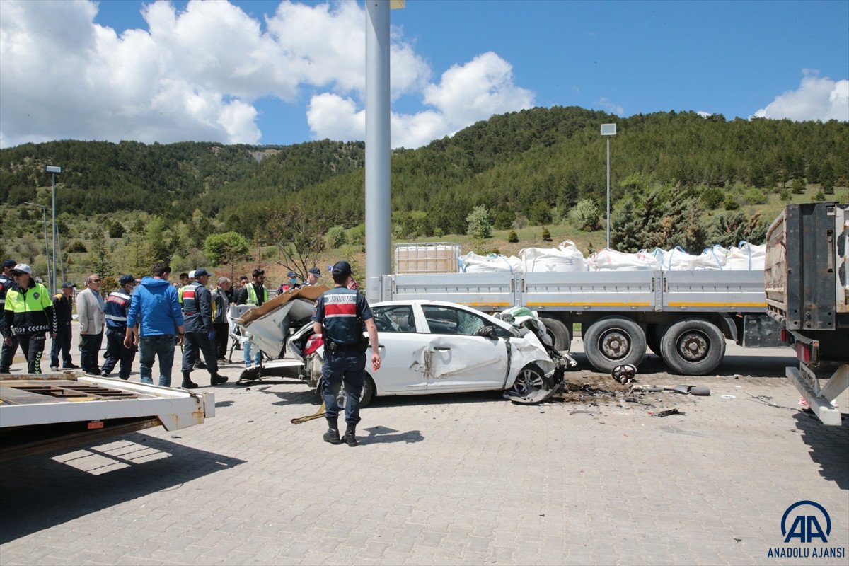 Bolu da iki tıra çarpan otomobildeki 3 kişi hayatını kaybetti #5