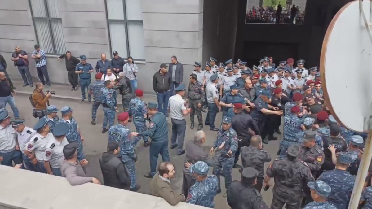 Ermenistan'da, protestocular bakanlık binasını ablukaya aldı