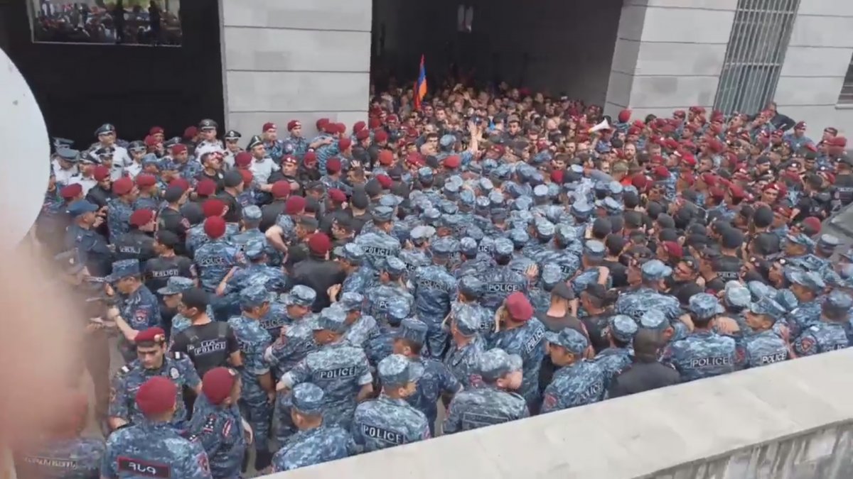 In Armenia, protesters blockade the ministry building #3