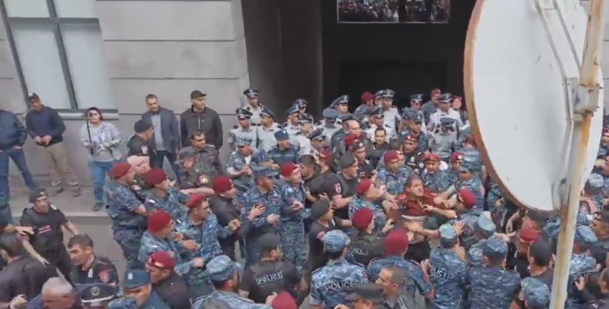 In Armenia, protesters blockade the ministry building #4