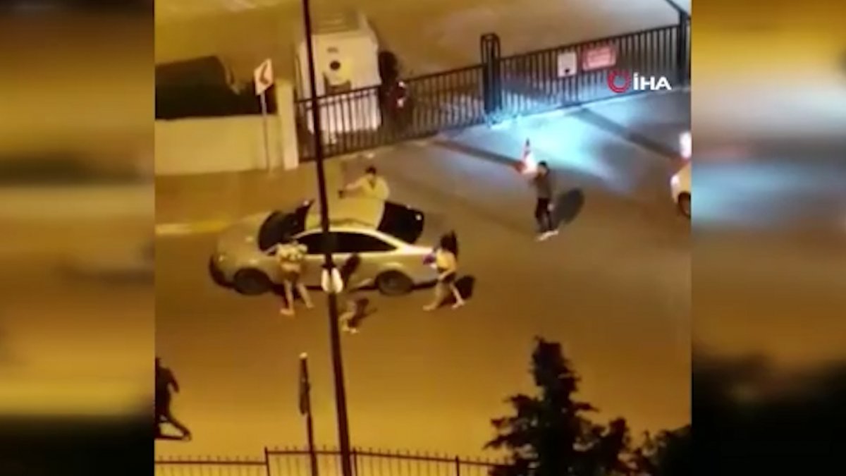 İstanbul da kimlik soran polislere park dubasıyla saldırdılar #2