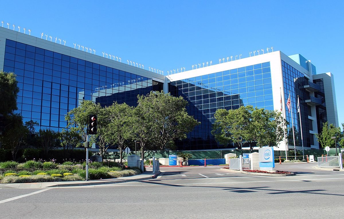 Intel, 700 milyon dolara dev veri merkezi kuruyor