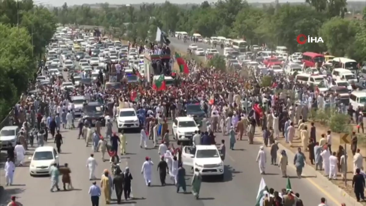 Pakistan'da İmran Khan destekçileri sokağa döküldü