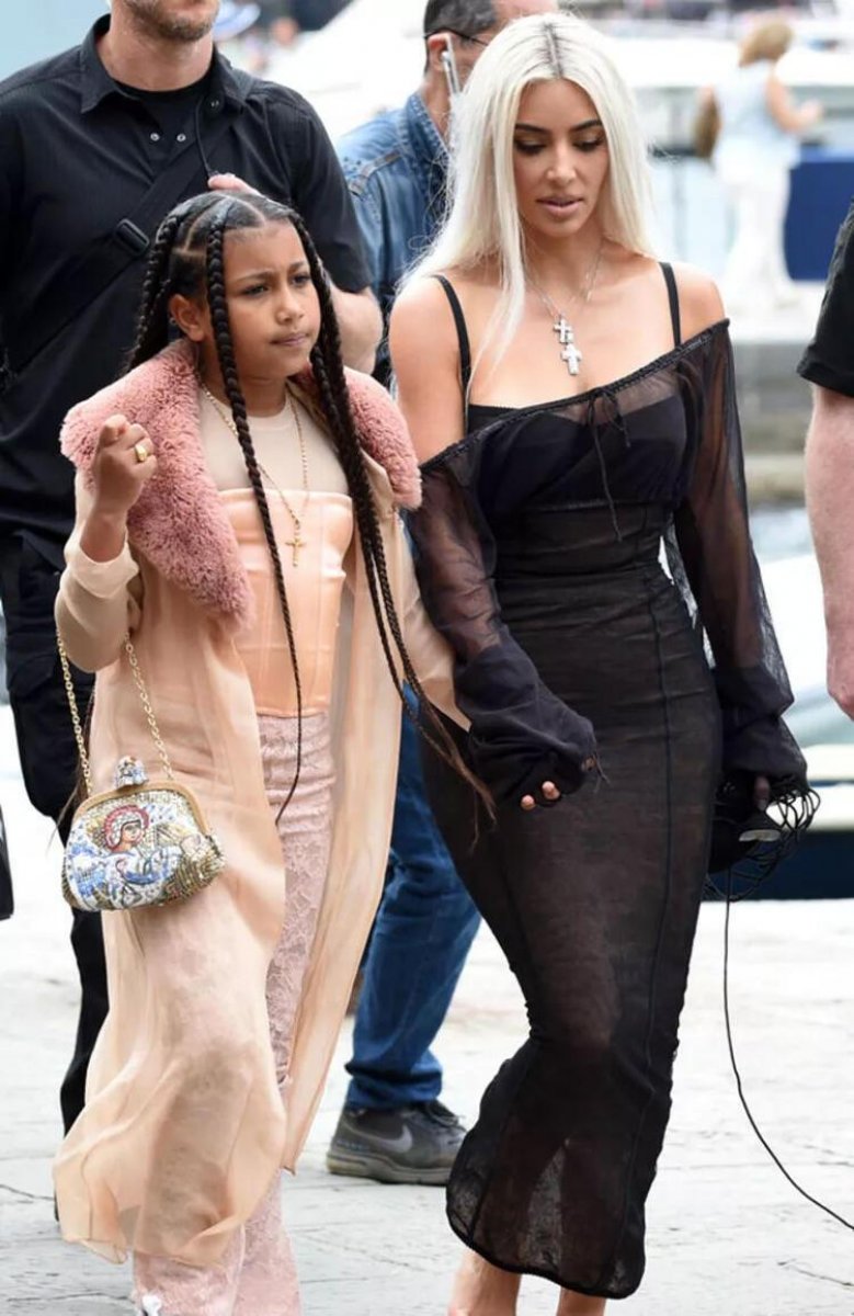 Kim Kardashian'ın, kızına korse giydirdi