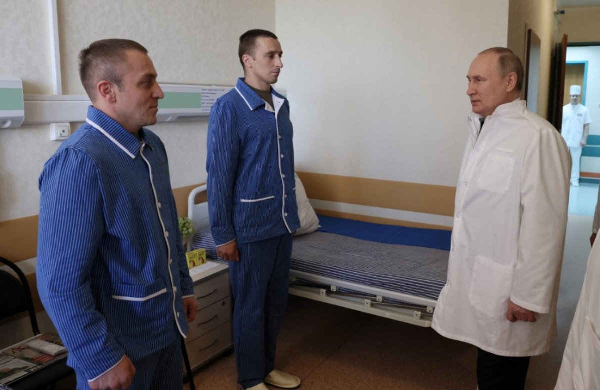 Putin den Ukrayna da yaralanan Rus askerlerine ziyaret #3