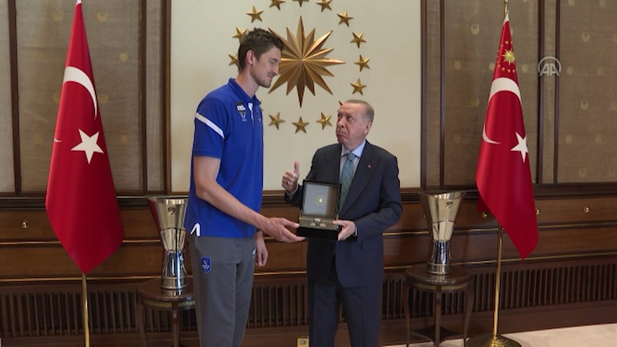 Tibor Pleiss’ height surprises President Erdogan