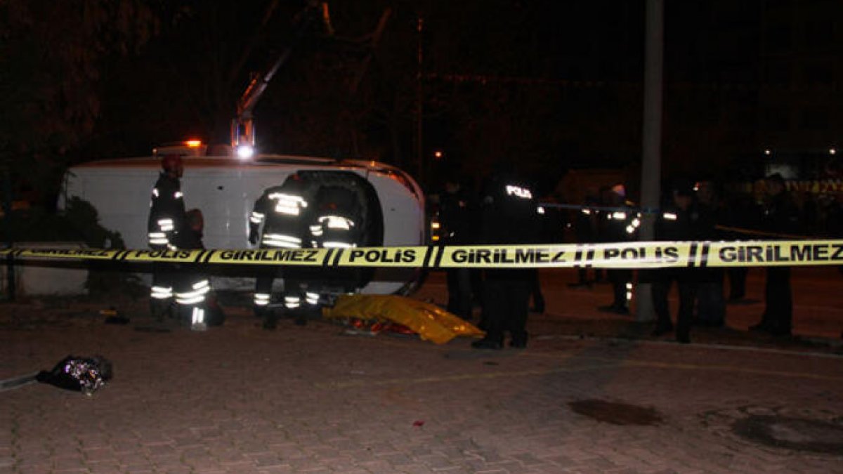 Adana’da otomobil dere yatağına devrildi: 2 ölü