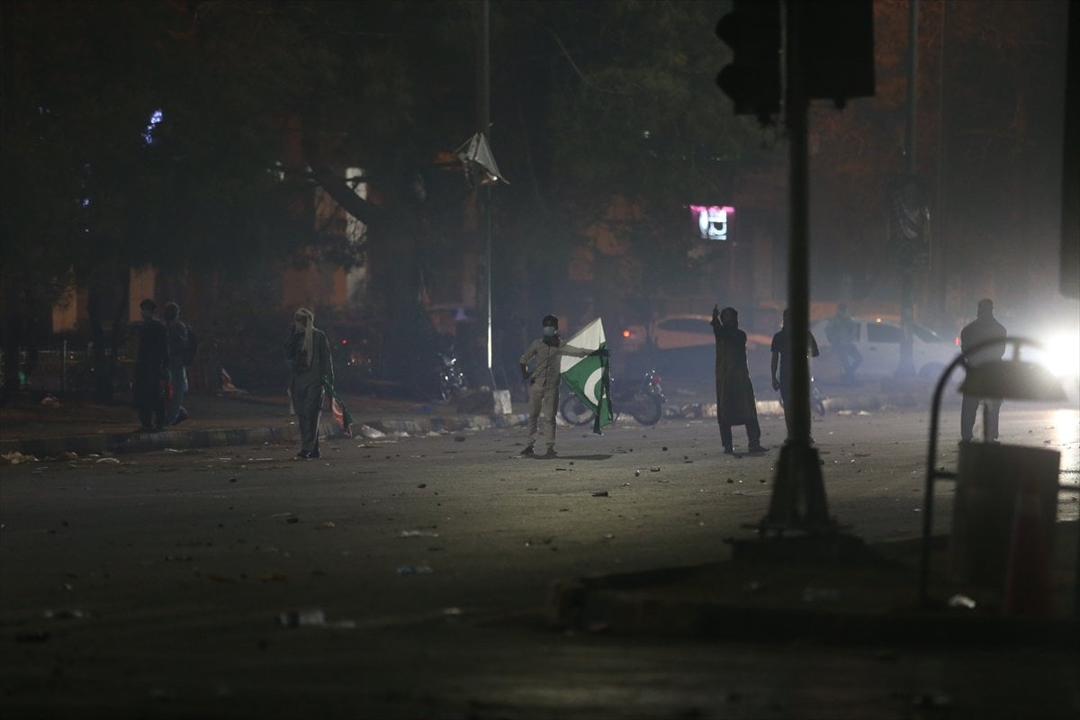 Police clash with Imran Khan supporters in Pakistan #5