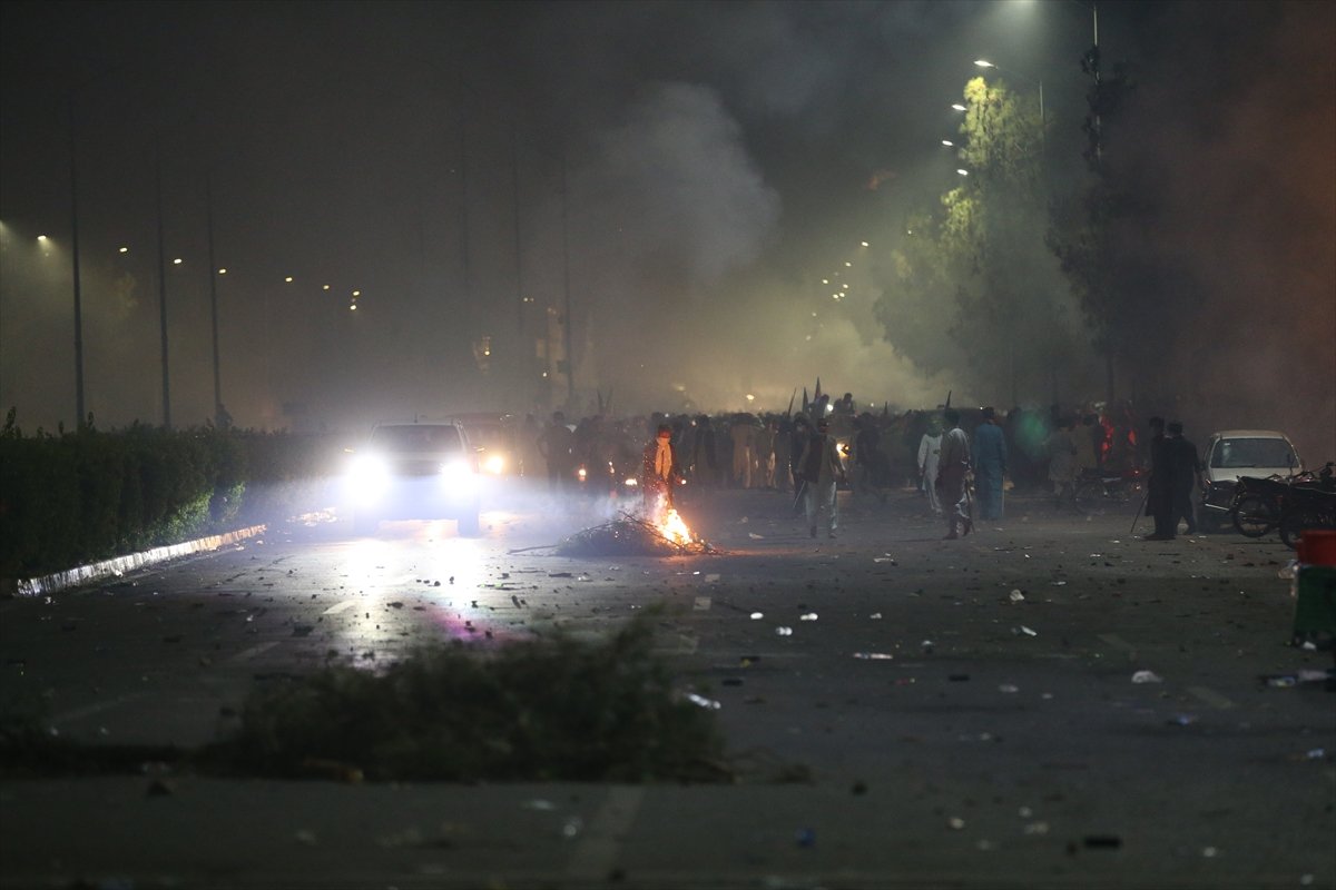 Police clash with Imran Khan supporters in Pakistan #6