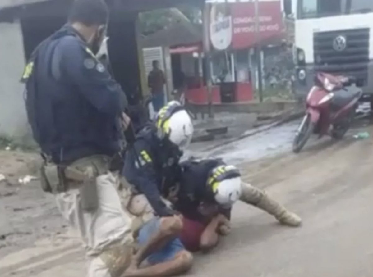 Brezilya da polis, gözaltına aldığı siyahiyi gaz bombasıyla öldürdü #1