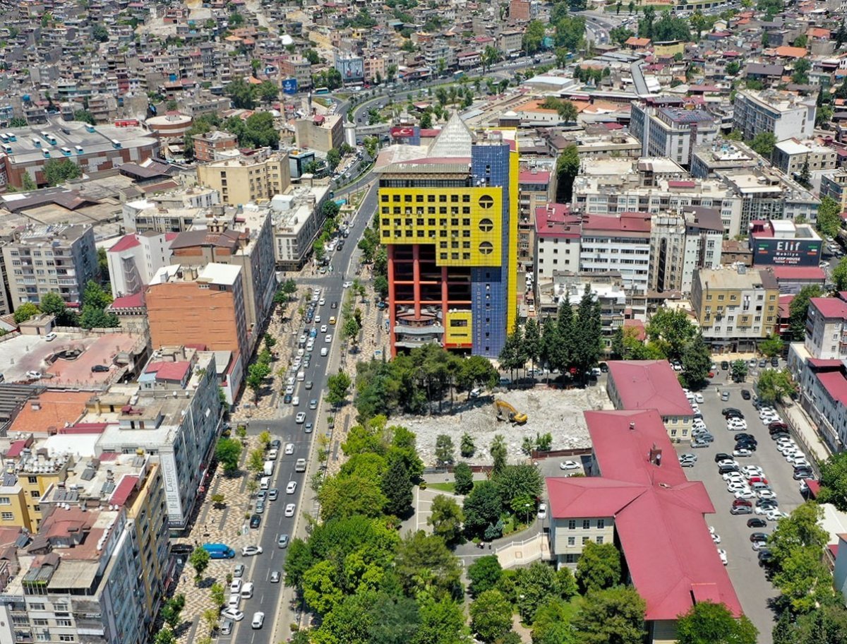 Kahramanmaraş ta  Dünyanın en saçma binası nın yüzde 80 i yıkıldı #6