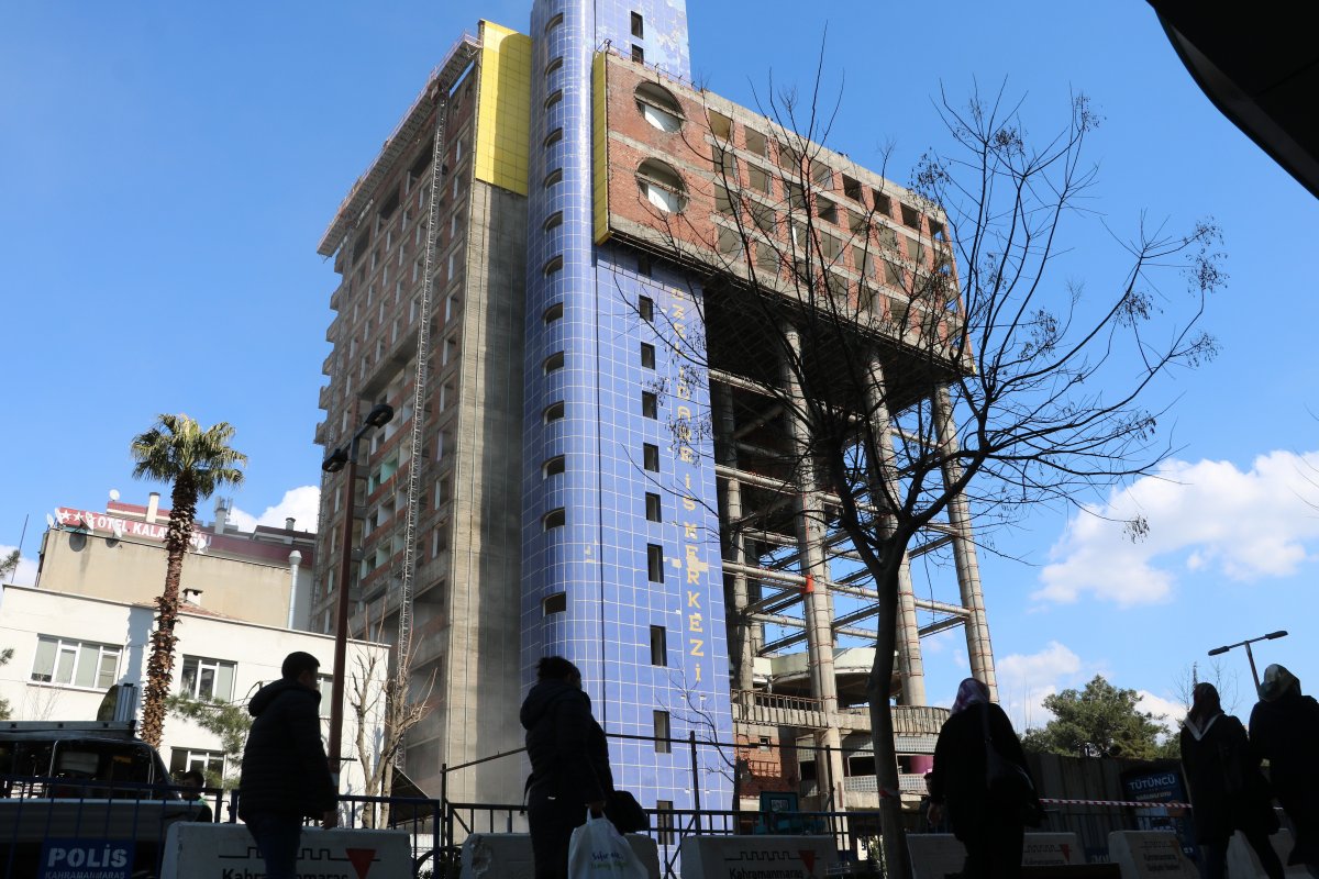 Kahramanmaraş ta  Dünyanın en saçma binası nın yüzde 80 i yıkıldı #5