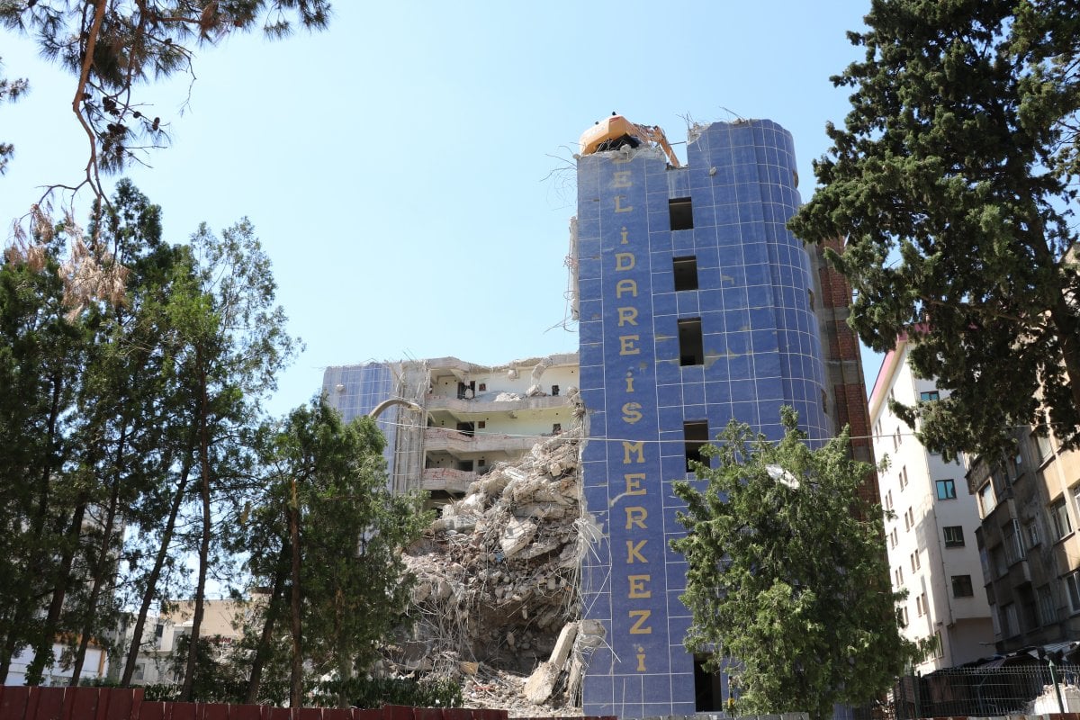 Kahramanmaraş ta  Dünyanın en saçma binası nın yüzde 80 i yıkıldı #3