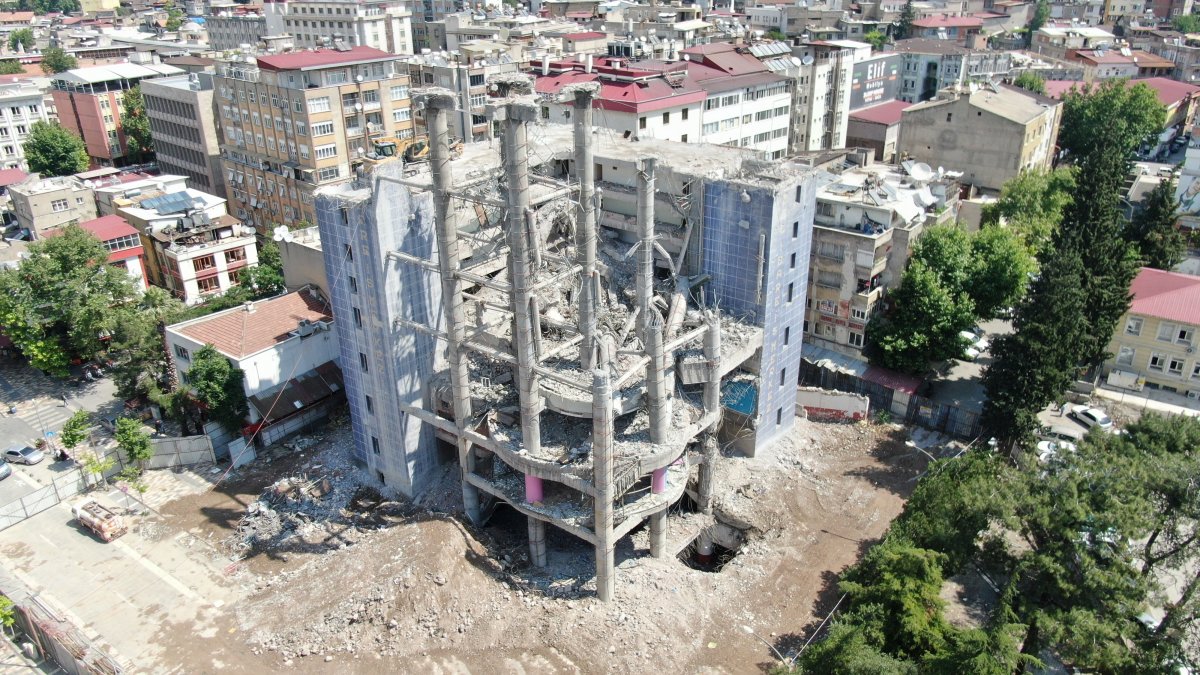 Kahramanmaraş ta  Dünyanın en saçma binası nın yüzde 80 i yıkıldı #1
