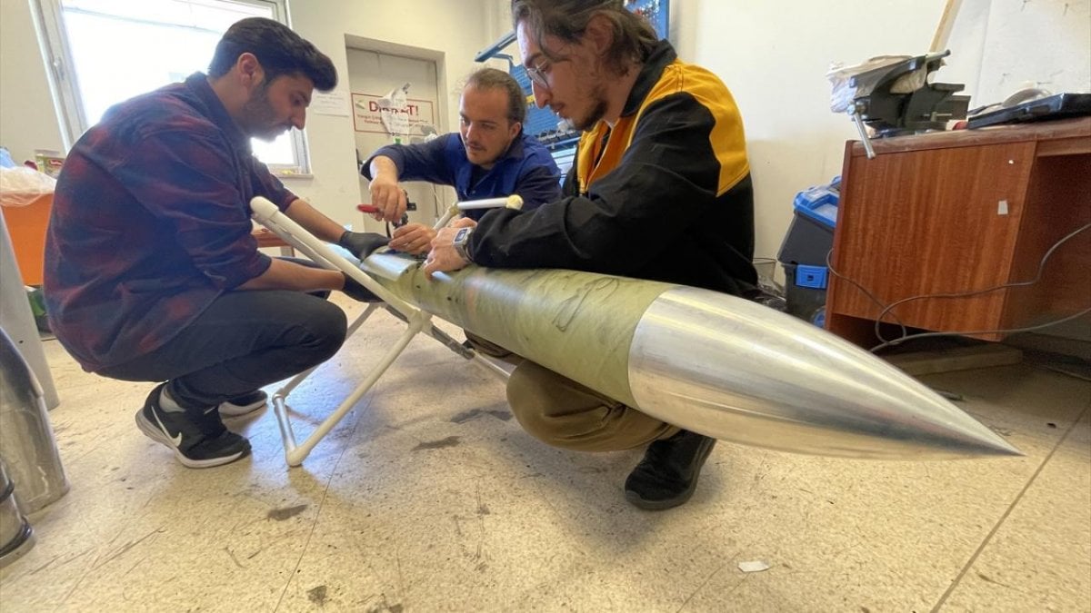 Üniversiteli gençler, ürettikleri roketle ABD'de yarışacak