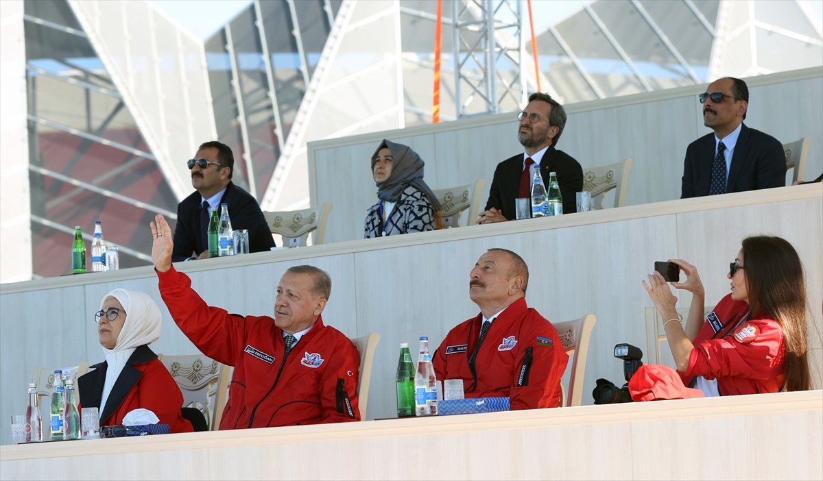 Erdoğan ve Aliyev, Türk Yıldızları ve Solo Türk ekibinin akrobasi gösterisini izledi #4