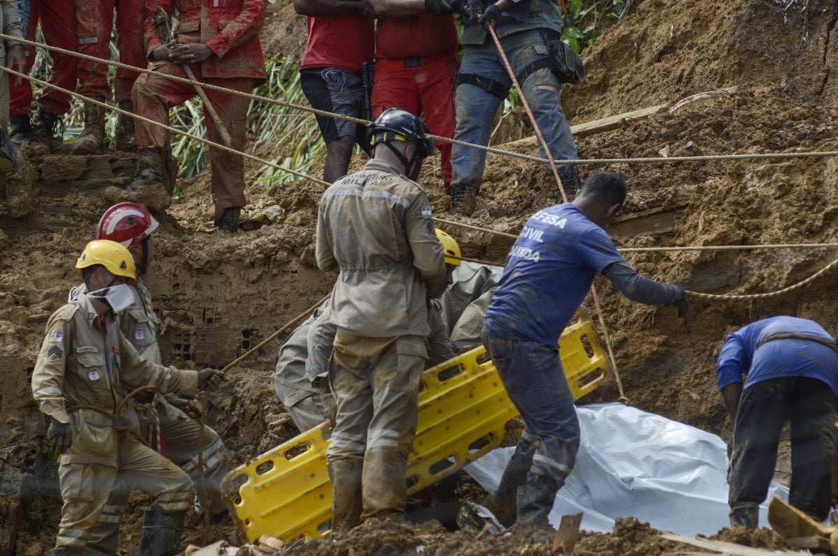 Death toll rises to 44 in landslide in Brazil #2