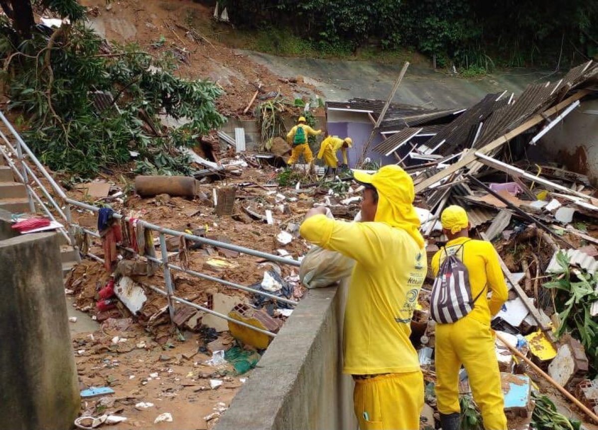 Death toll rises to 44 in landslide in Brazil #7