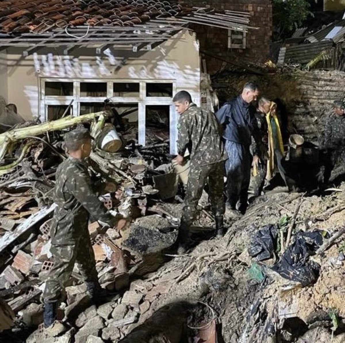 Death toll in landslide in Brazil rises to 44 #5