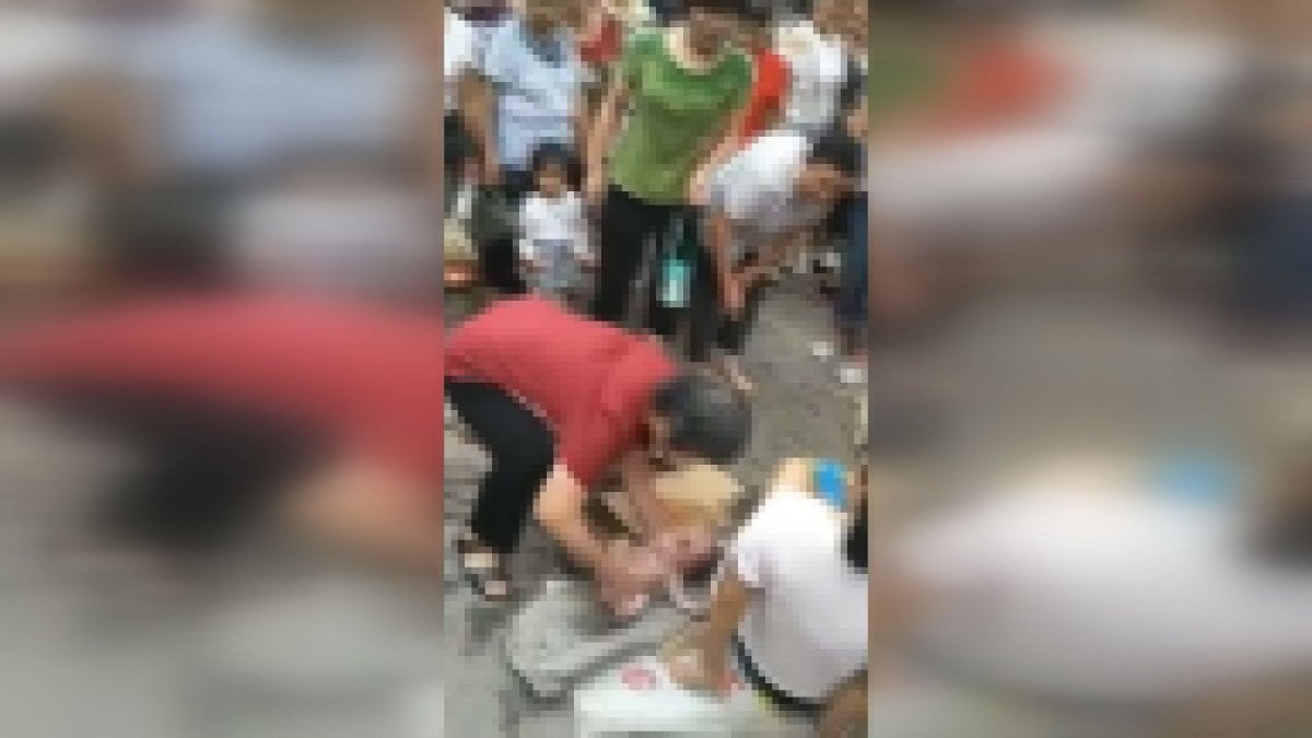 Chinese woman gave birth in the middle of the street #5