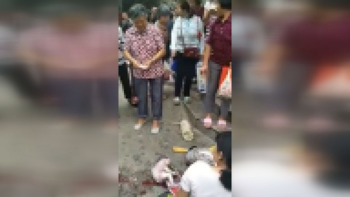 Chinese woman gave birth in the middle of the street #3