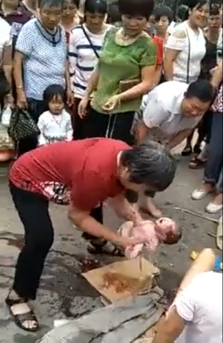 Çinli kadın sokak ortasında doğurdu