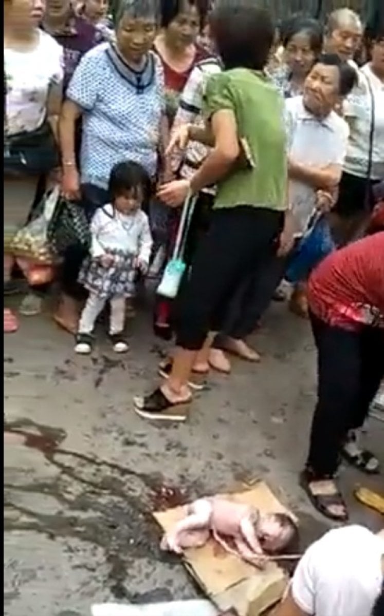 Çinli kadın sokak ortasında doğurdu
