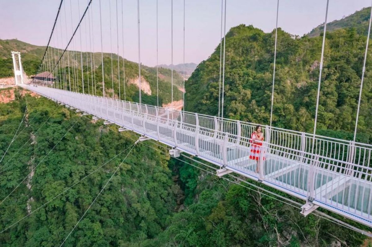 Vietnam daki cam köprü, uzunluğuyla rekorlar kitabına girdi #1