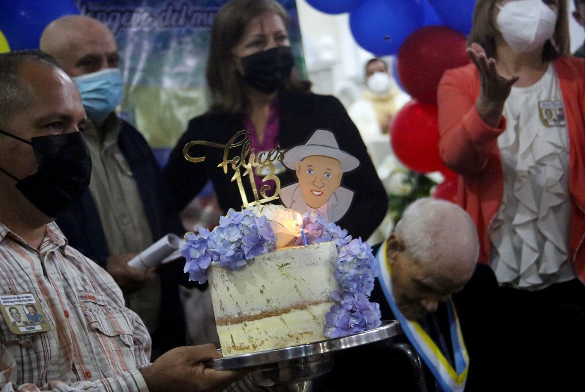 Dünyanın en yaşlı adamı 113 üncü yaşını kutladı #4