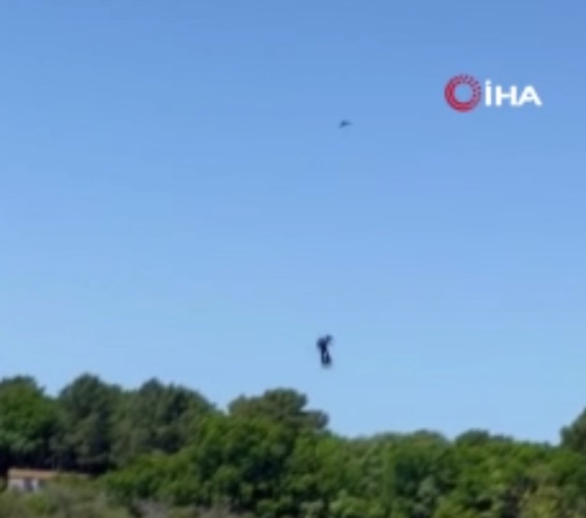 Fransa’da ‘uçan adam’ 15 metre yüksekten göle çakıldı #2