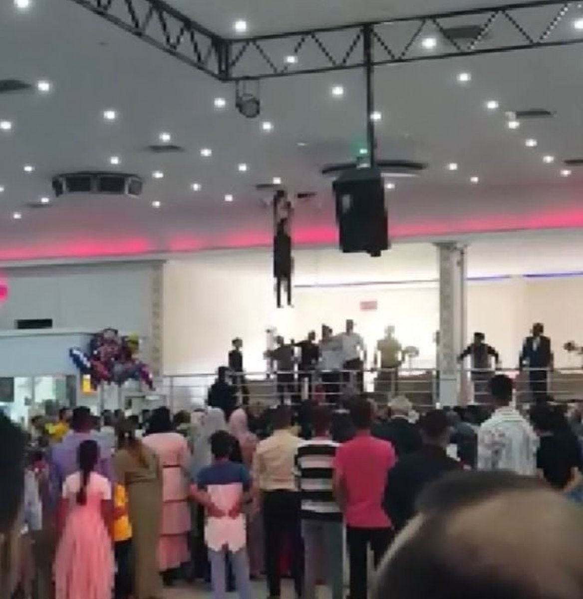 In Gaziantep, the worker fell from the ventilation gap in the middle of the wedding #1