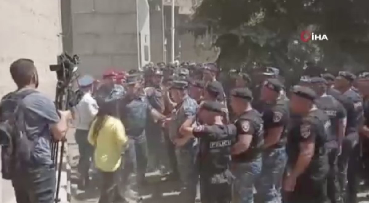 Dissidents in Armenia tried to enter the government building #2