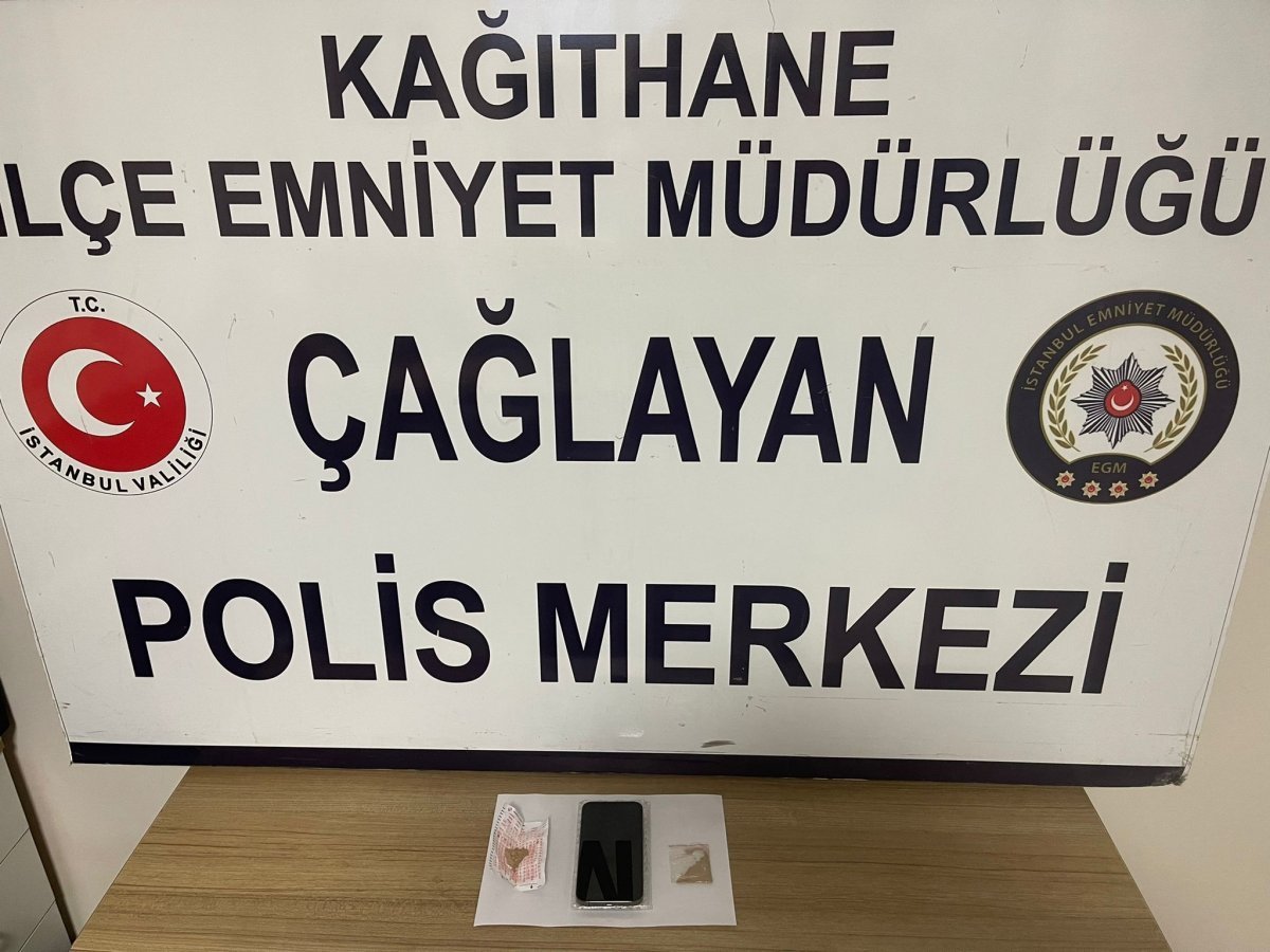 A woman made the phone ring in her ear in Kağıthane #4