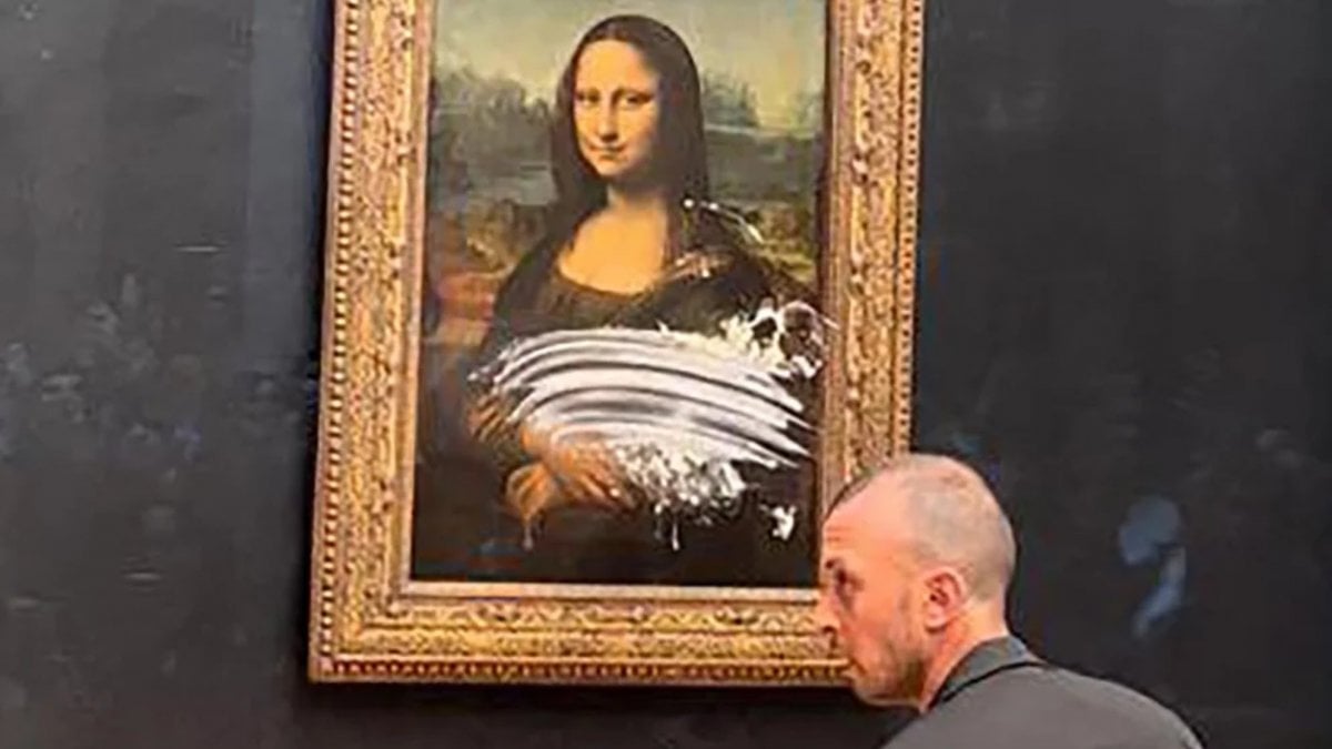 Mona Lisa tablosuna pastalı saldırı #1