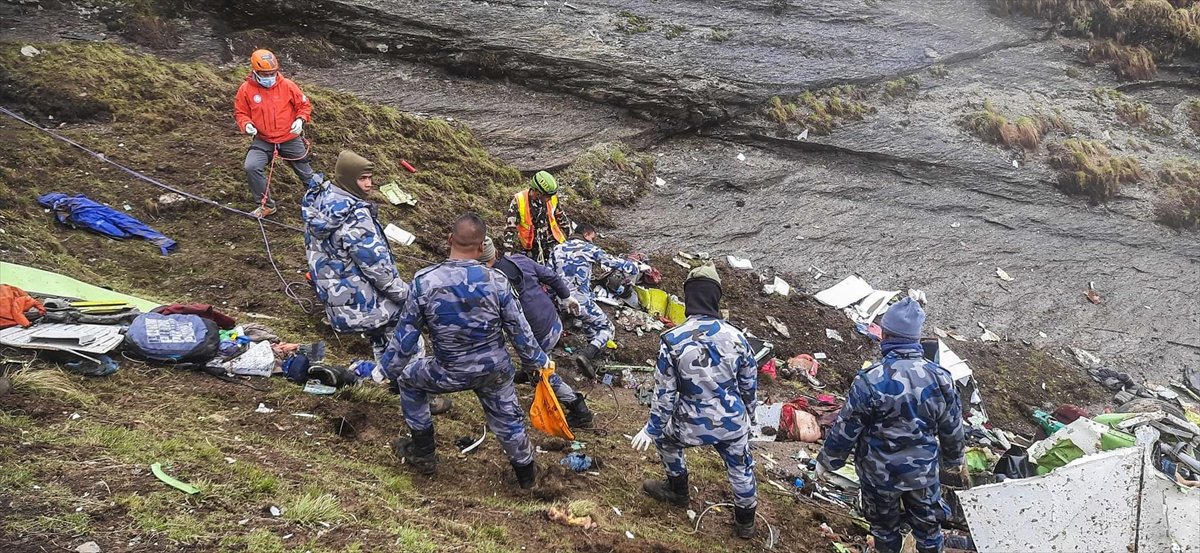 Nepal'da kaybolan uçağın enkazı bulundu