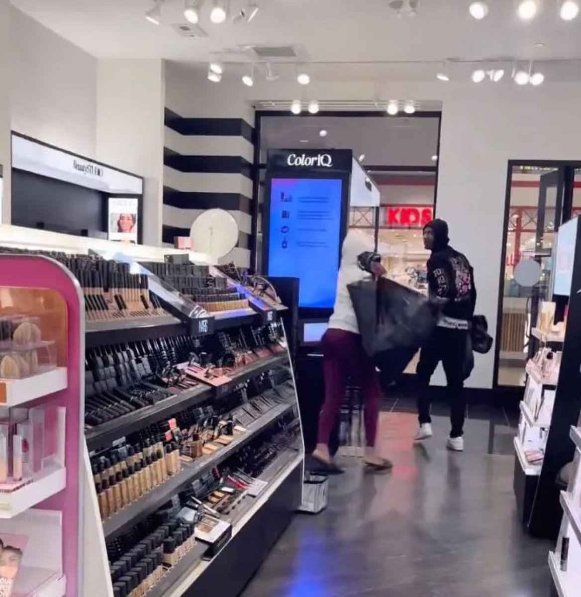 The moment the makeup store was robbed in the USA #2