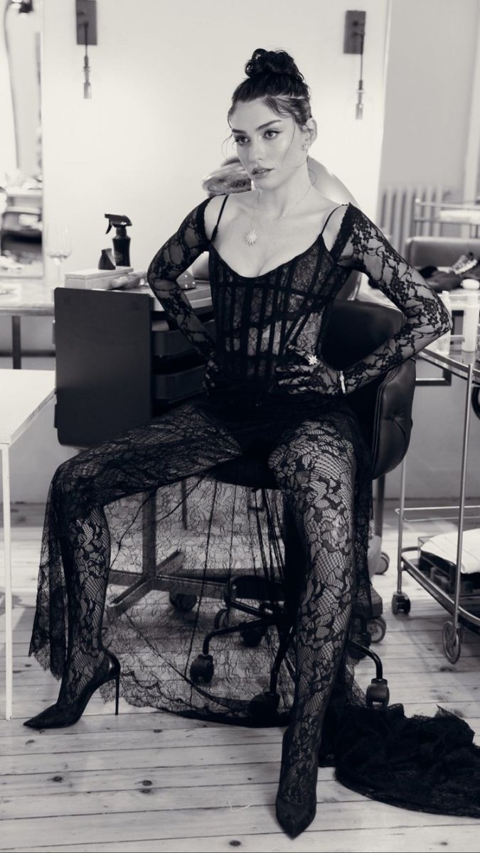 Hazar Ergüçlü dantelli transparan elbisesiyle bir oturup bir kalktı! Sütyensiz pozları sosyal medyayı salladı