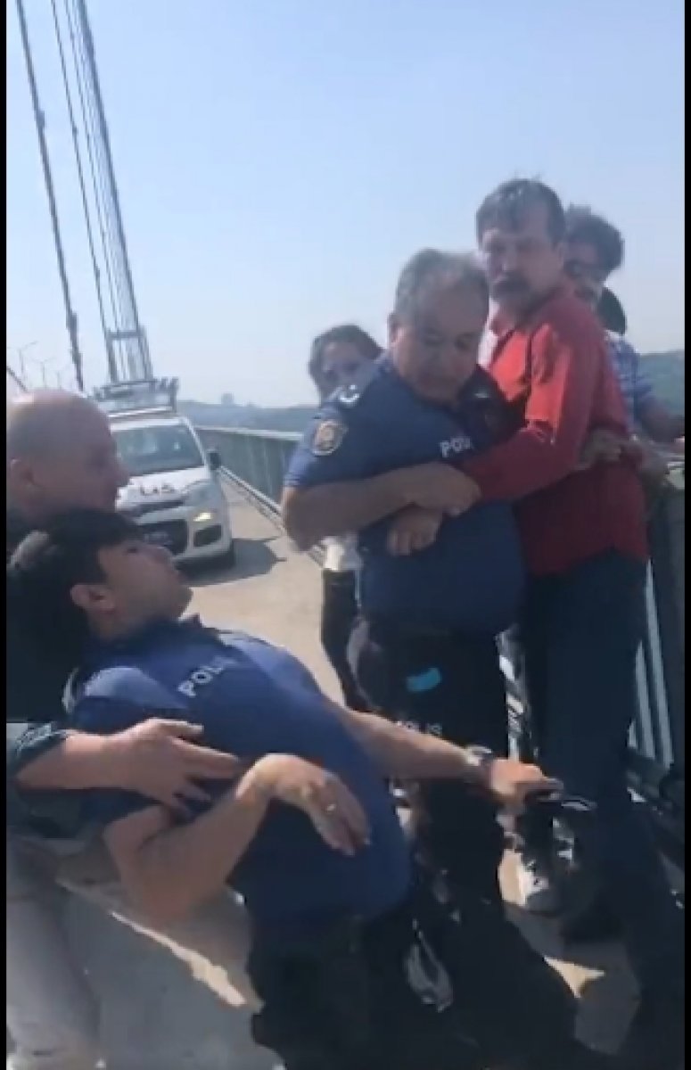 Köprüye pankart asan TİP li vekiller polise saldırdı #2