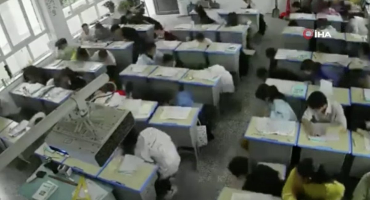 The moment when students were caught in an earthquake in China #1