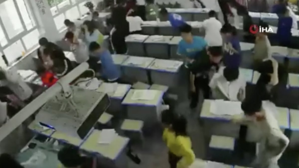 The moment when students were caught in an earthquake in China #3