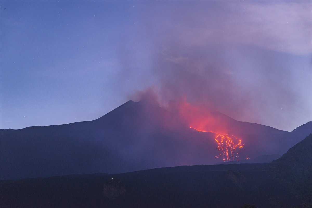 Etna Yanardağı, yeniden lav püskürttü