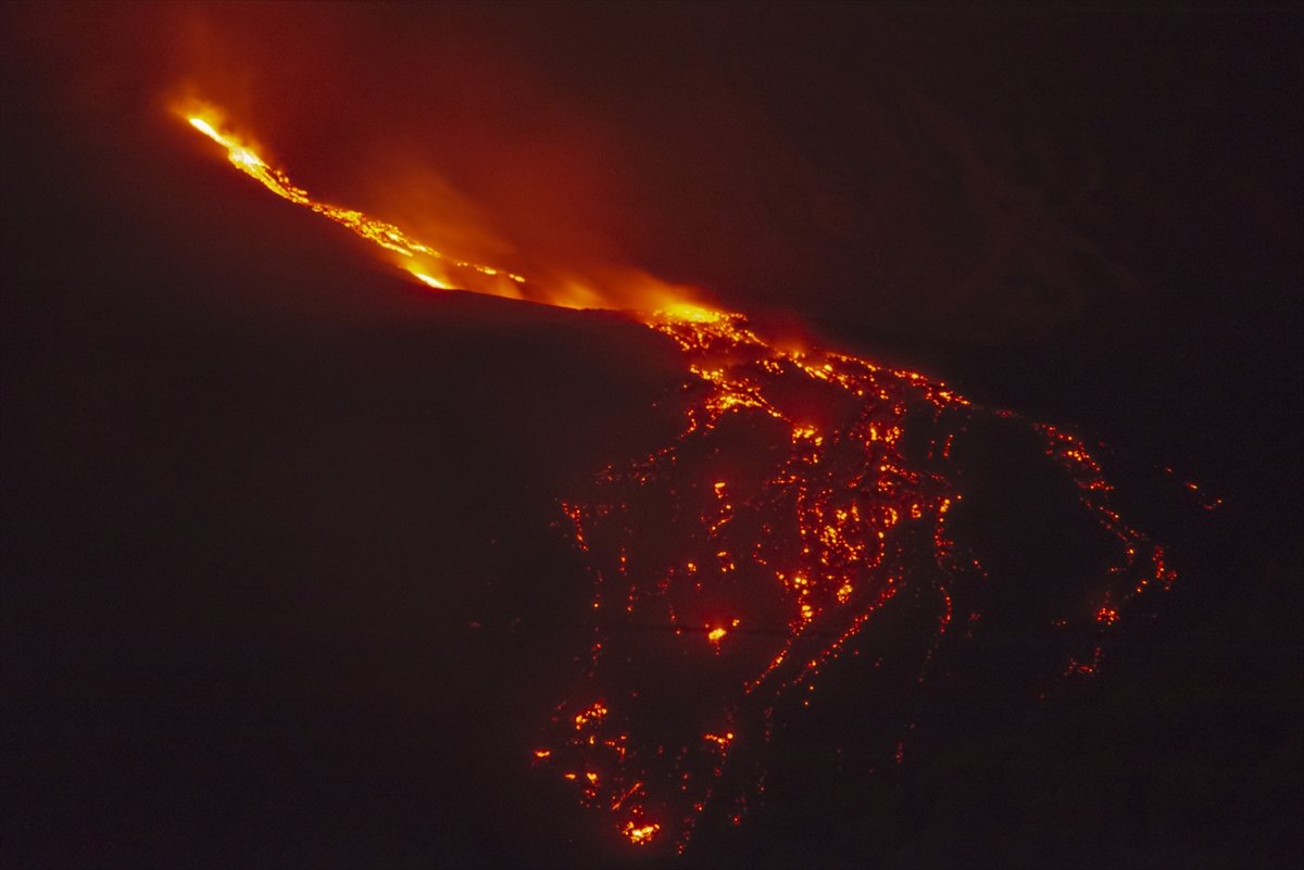 Etna Yanardağı, yeniden lav püskürttü